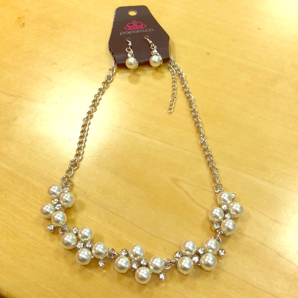 Brand new Paparazzi pearl and silver set!